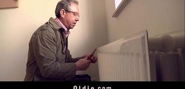  The old heating expert fucks a young owner girl
